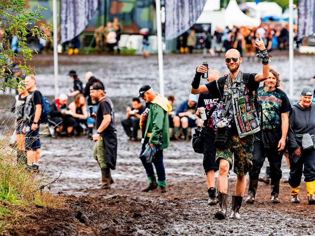 Ohne Gummistiefel geht gar nichts: Wege werden zu Schlammpftzen, Autos mssen von Traktoren abgeschleppt werden. Vor dem Festivalgelnde bildet sich eine lange Schlange. Die Stimmung ist trotzdem gut.