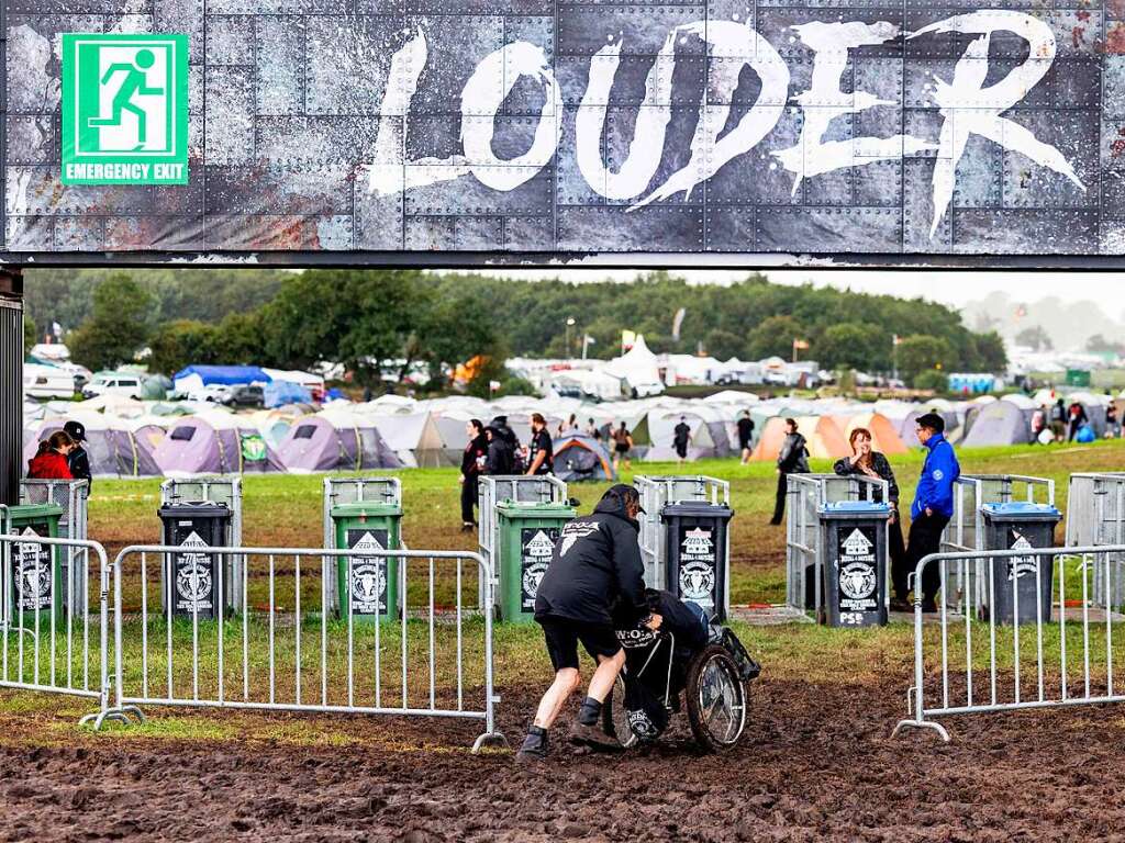 Ohne Gummistiefel geht gar nichts: Wege werden zu Schlammpftzen, Autos mssen von Traktoren abgeschleppt werden. Vor dem Festivalgelnde bildet sich eine lange Schlange. Die Stimmung ist trotzdem gut.