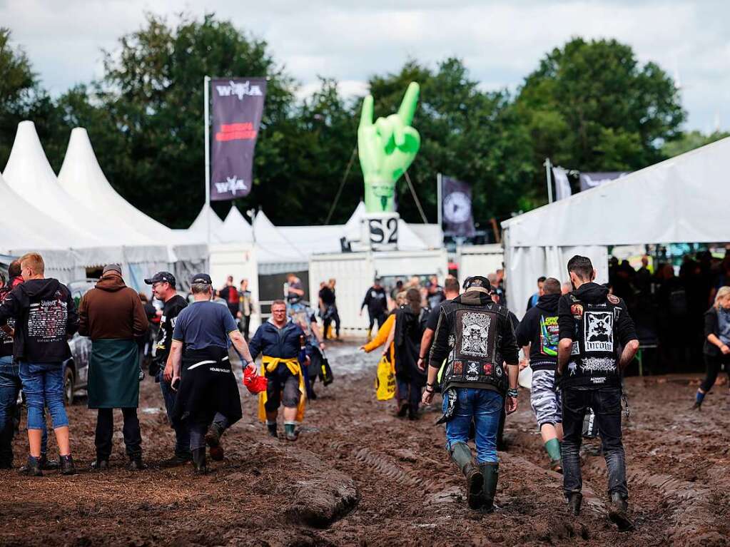 Ohne Gummistiefel geht gar nichts: Wege werden zu Schlammpftzen, Autos mssen von Traktoren abgeschleppt werden. Vor dem Festivalgelnde bildet sich eine lange Schlange. Die Stimmung ist trotzdem gut.