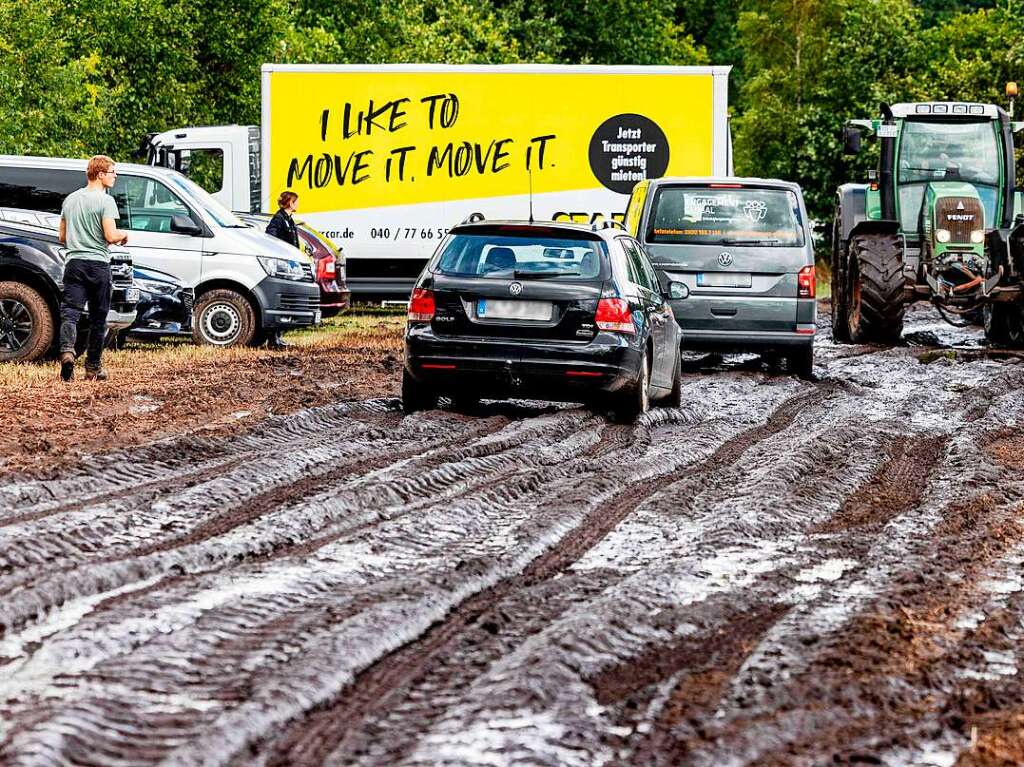 Ohne Gummistiefel geht gar nichts: Wege werden zu Schlammpftzen, Autos mssen von Traktoren abgeschleppt werden. Vor dem Festivalgelnde bildet sich eine lange Schlange. Die Stimmung ist trotzdem gut.