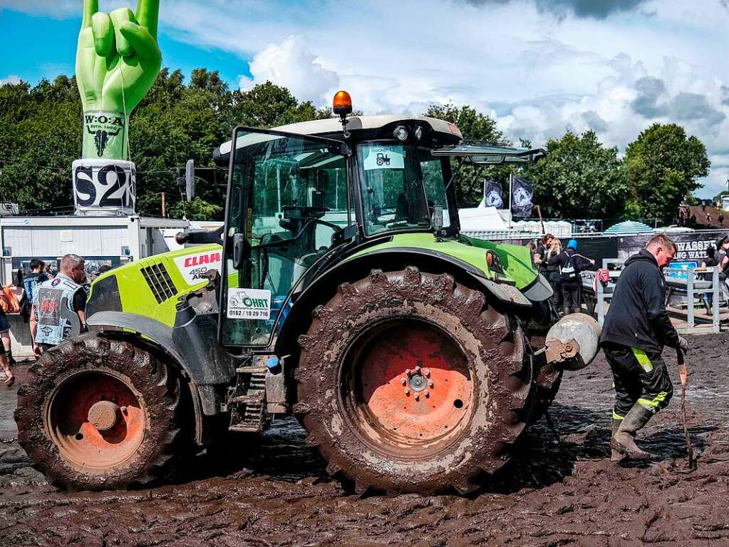 Ohne Gummistiefel geht gar nichts: Wege werden zu Schlammpftzen, Autos mssen von Traktoren abgeschleppt werden. Vor dem Festivalgelnde bildet sich eine lange Schlange. Die Stimmung ist trotzdem gut.