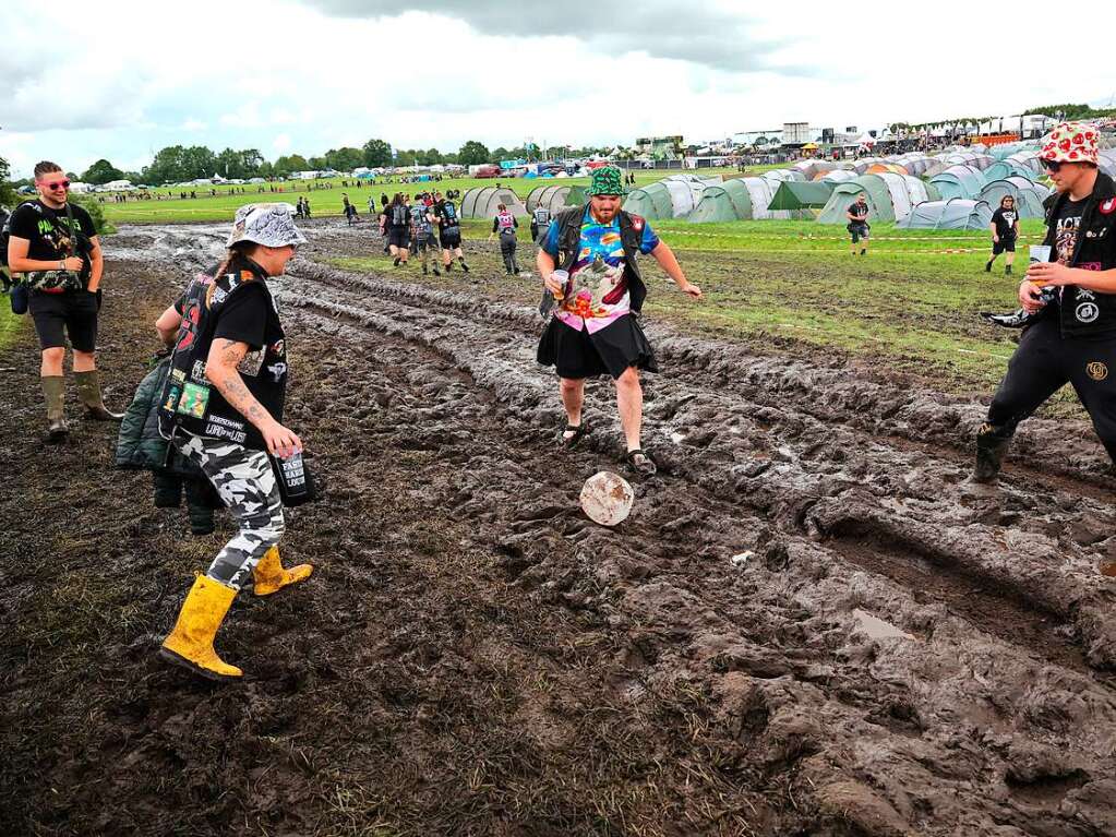 Ohne Gummistiefel geht gar nichts: Wege werden zu Schlammpftzen, Autos mssen von Traktoren abgeschleppt werden. Vor dem Festivalgelnde bildet sich eine lange Schlange. Die Stimmung ist trotzdem gut.