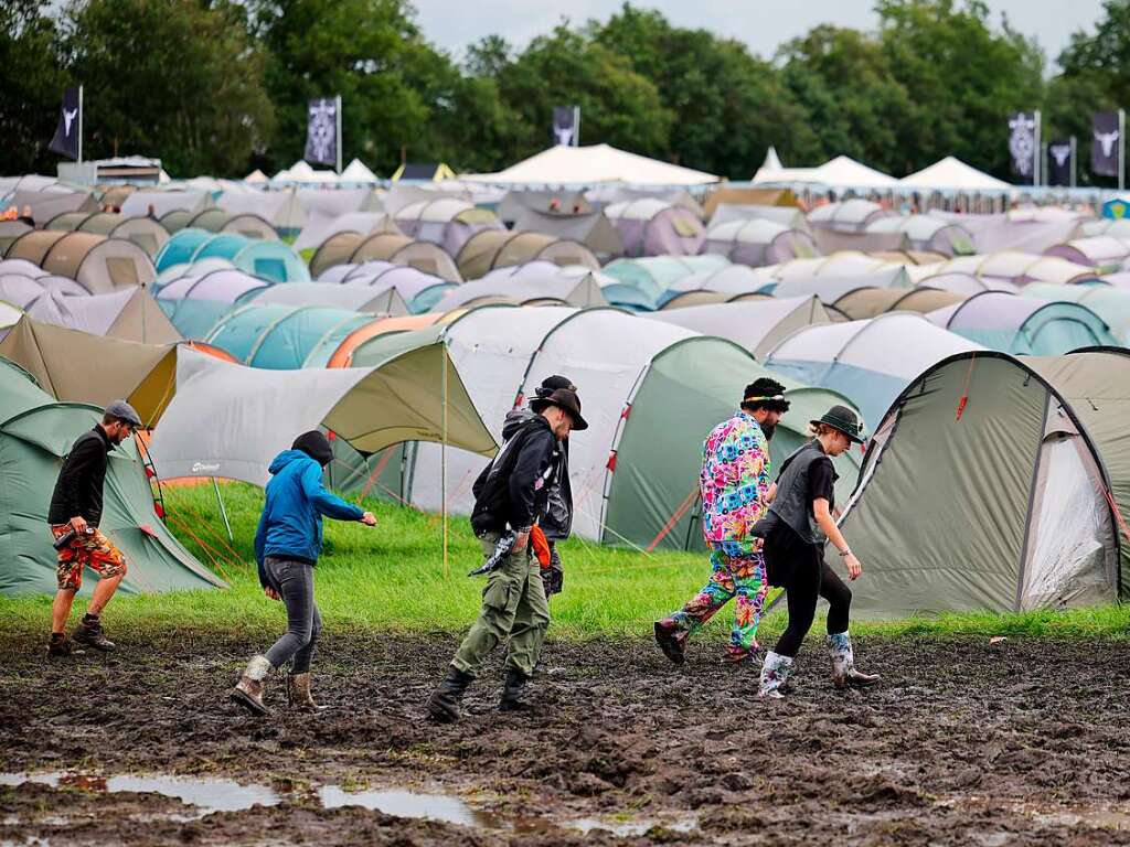 Ohne Gummistiefel geht gar nichts: Wege werden zu Schlammpftzen, Autos mssen von Traktoren abgeschleppt werden. Vor dem Festivalgelnde bildet sich eine lange Schlange. Die Stimmung ist trotzdem gut.