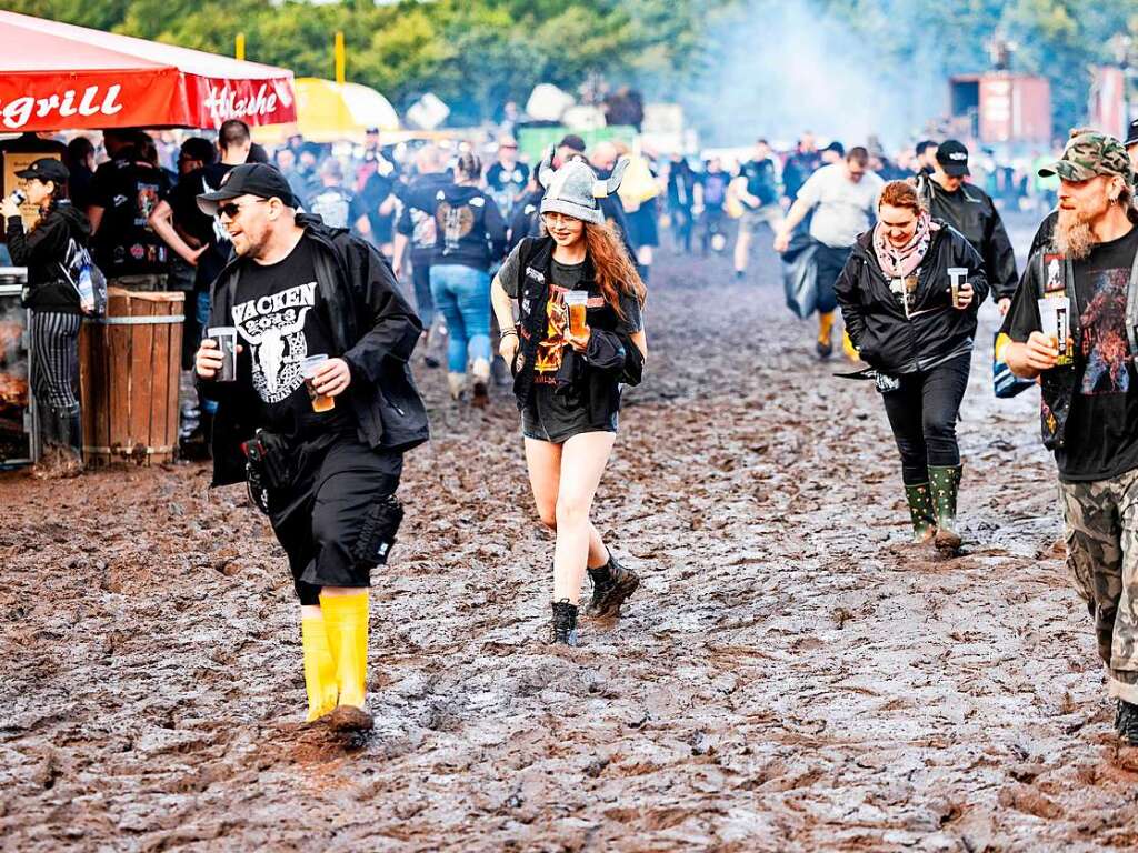 Ohne Gummistiefel geht gar nichts: Wege werden zu Schlammpftzen, Autos mssen von Traktoren abgeschleppt werden. Vor dem Festivalgelnde bildet sich eine lange Schlange. Die Stimmung ist trotzdem gut.