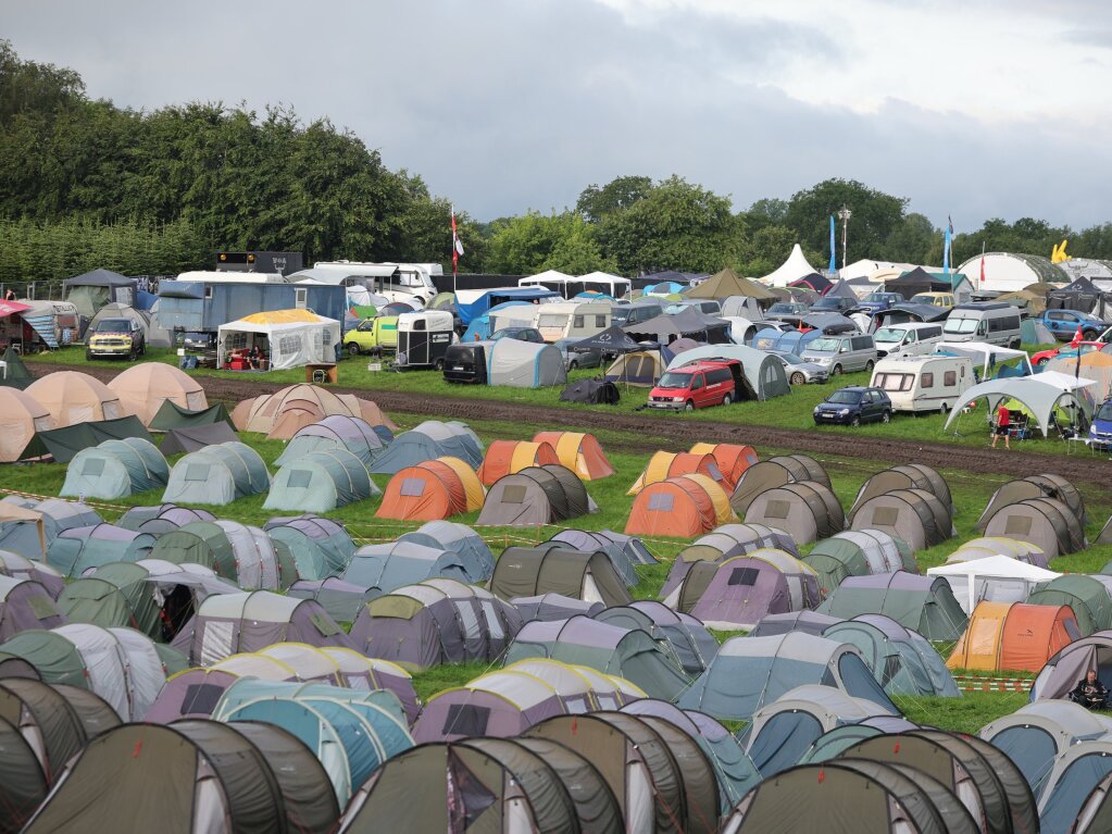 Ohne Gummistiefel geht gar nichts: Wege werden zu Schlammpftzen, Autos mssen von Traktoren abgeschleppt werden. Vor dem Festivalgelnde bildet sich eine lange Schlange. Die Stimmung ist trotzdem gut.