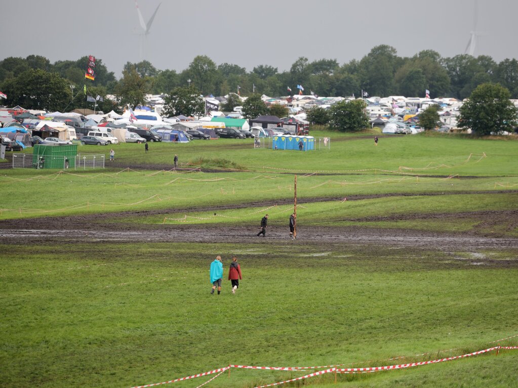 Ohne Gummistiefel geht gar nichts: Wege werden zu Schlammpftzen, Autos mssen von Traktoren abgeschleppt werden. Vor dem Festivalgelnde bildet sich eine lange Schlange. Die Stimmung ist trotzdem gut.