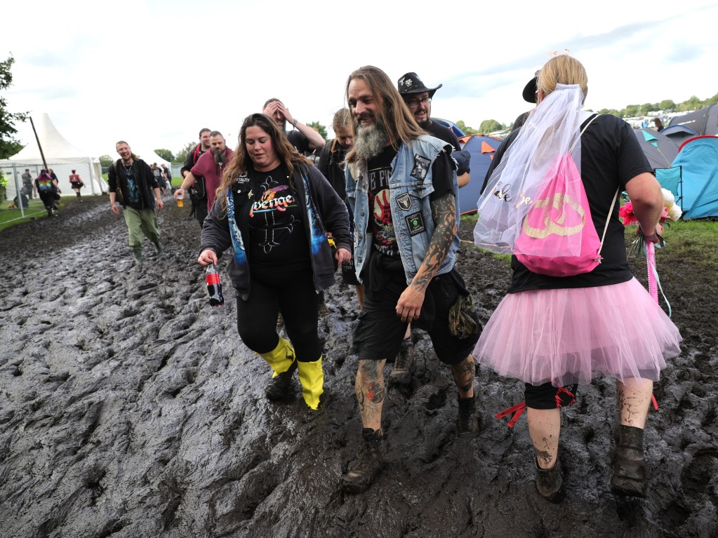 Ohne Gummistiefel geht gar nichts: Wege werden zu Schlammpftzen, Autos mssen von Traktoren abgeschleppt werden. Vor dem Festivalgelnde bildet sich eine lange Schlange. Die Stimmung ist trotzdem gut.