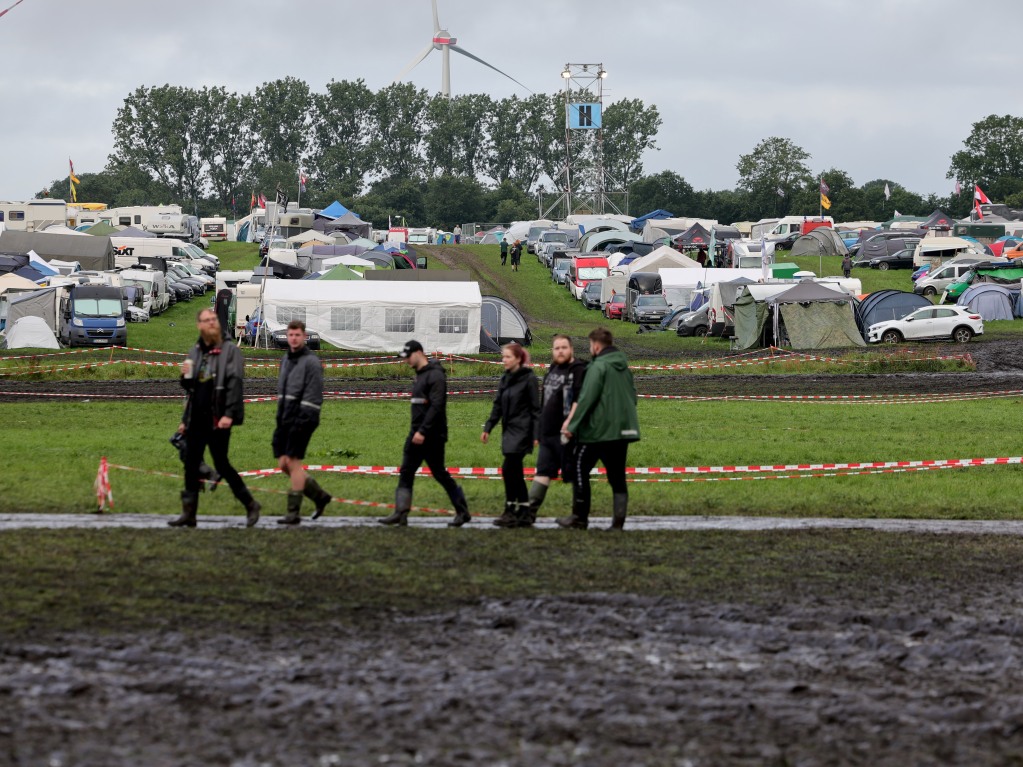 Ohne Gummistiefel geht gar nichts: Wege werden zu Schlammpftzen, Autos mssen von Traktoren abgeschleppt werden. Vor dem Festivalgelnde bildet sich eine lange Schlange. Die Stimmung ist trotzdem gut.