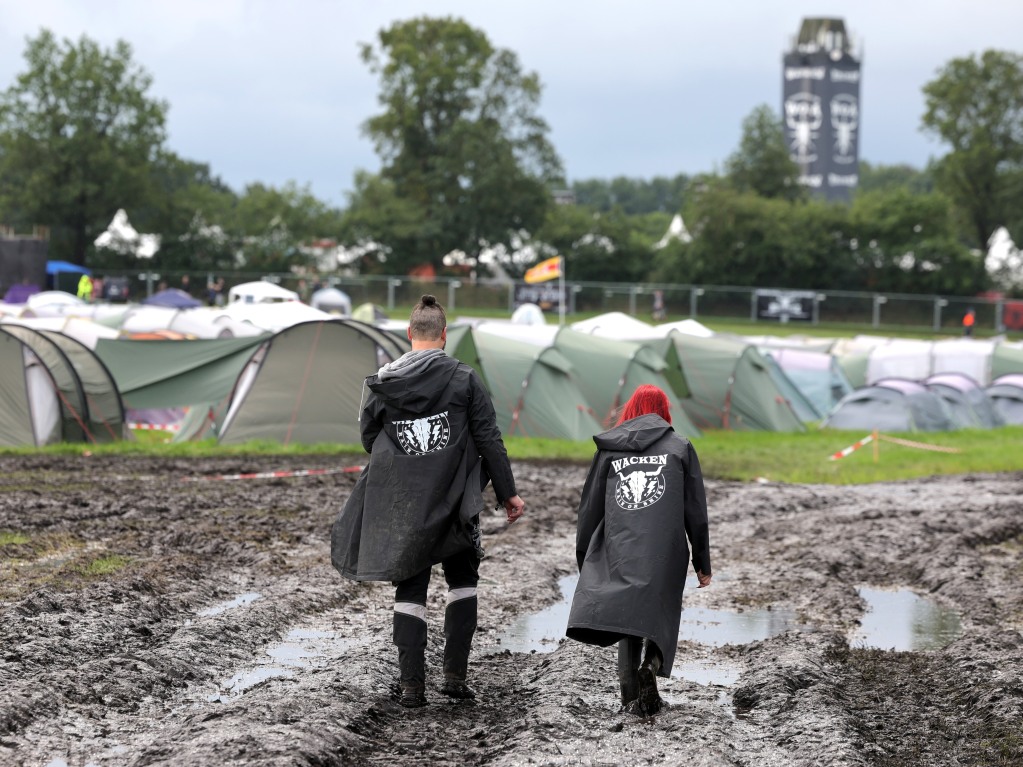 Ohne Gummistiefel geht gar nichts: Wege werden zu Schlammpftzen, Autos mssen von Traktoren abgeschleppt werden. Vor dem Festivalgelnde bildet sich eine lange Schlange. Die Stimmung ist trotzdem gut.