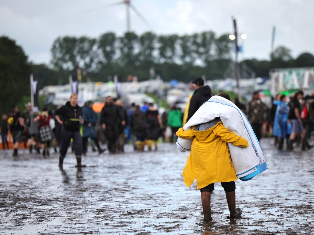 Ohne Gummistiefel geht gar nichts: Wege werden zu Schlammpftzen, Autos mssen von Traktoren abgeschleppt werden. Vor dem Festivalgelnde bildet sich eine lange Schlange. Die Stimmung ist trotzdem gut.