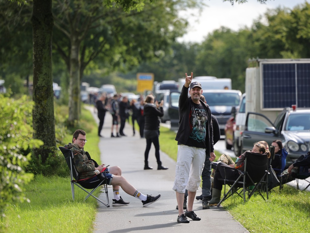 Ohne Gummistiefel geht gar nichts: Wege werden zu Schlammpftzen, Autos mssen von Traktoren abgeschleppt werden. Vor dem Festivalgelnde bildet sich eine lange Schlange. Die Stimmung ist trotzdem gut.