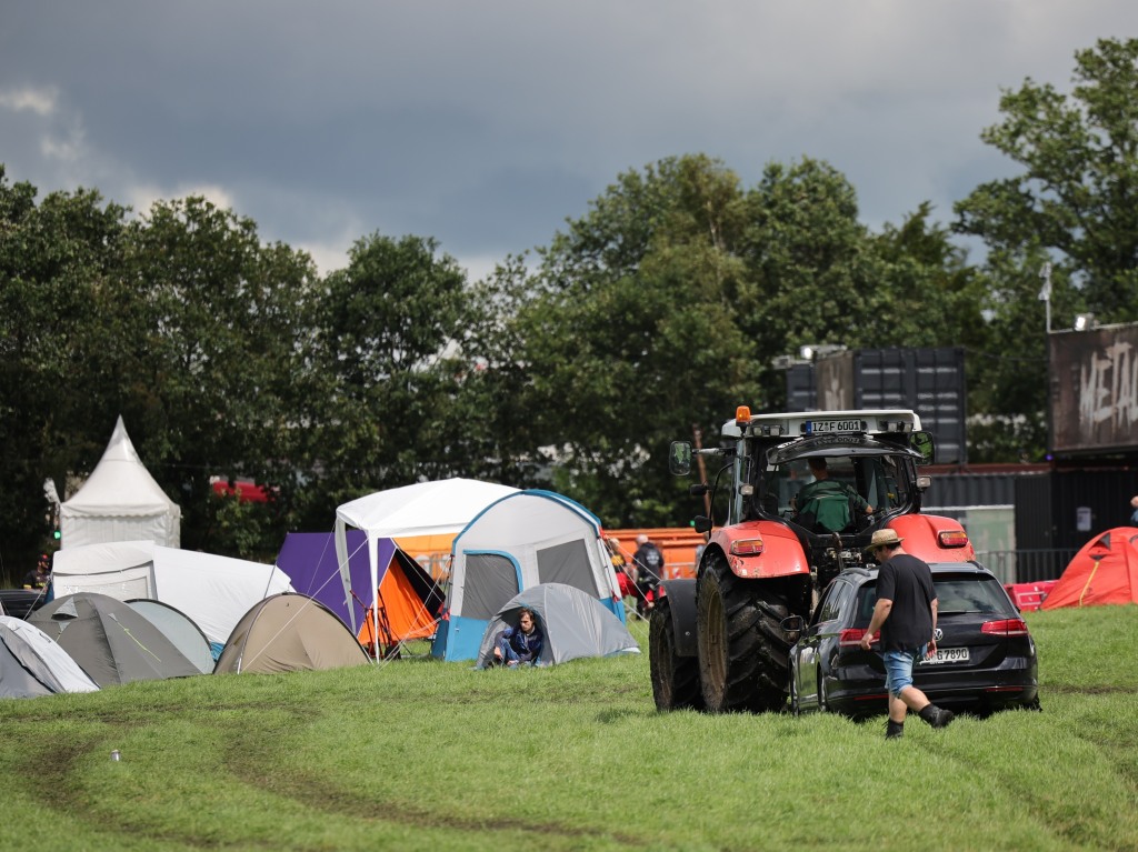 Ohne Gummistiefel geht gar nichts: Wege werden zu Schlammpftzen, Autos mssen von Traktoren abgeschleppt werden. Vor dem Festivalgelnde bildet sich eine lange Schlange. Die Stimmung ist trotzdem gut.