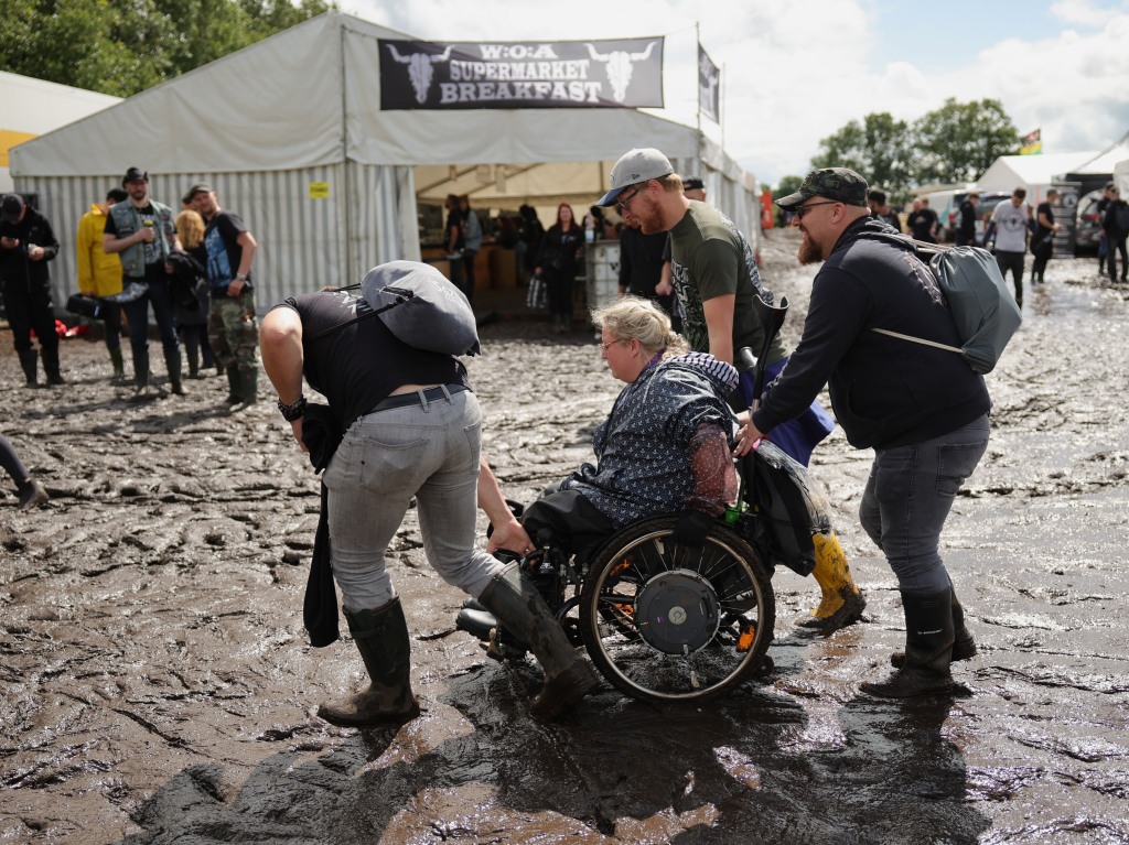 Ohne Gummistiefel geht gar nichts: Wege werden zu Schlammpftzen, Autos mssen von Traktoren abgeschleppt werden. Vor dem Festivalgelnde bildet sich eine lange Schlange. Die Stimmung ist trotzdem gut.