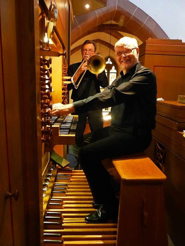 Organist Rainer Bttcher und Posaunist...e Publikum in der Lahrer Stiftskirche.  | Foto: Martin Gro