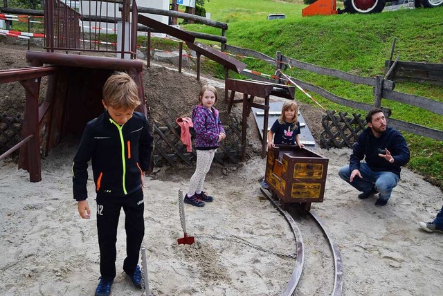 Mit einer kleinen Lore knnen die Kind...ern, rechts Fachplaner Julian Seidler.  | Foto: Ulrike Jger