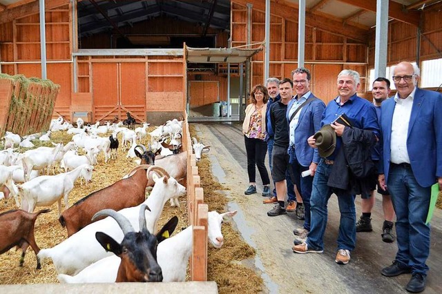 Interesse auf beiden Seiten beim Besuch am Bolzberg.  | Foto: Nikolaus Bayer