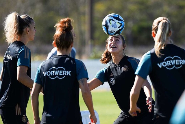 Lena Oberdorf zwischen ihren Teamkolle...n beim Training am Montag in Tuggerah.  | Foto: Sebastian Christoph Gollnow (dpa)