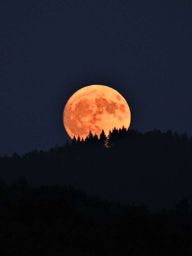 Der Vollmond ber dem Brombeerkopf, aufgenommen von Windenreute aus.