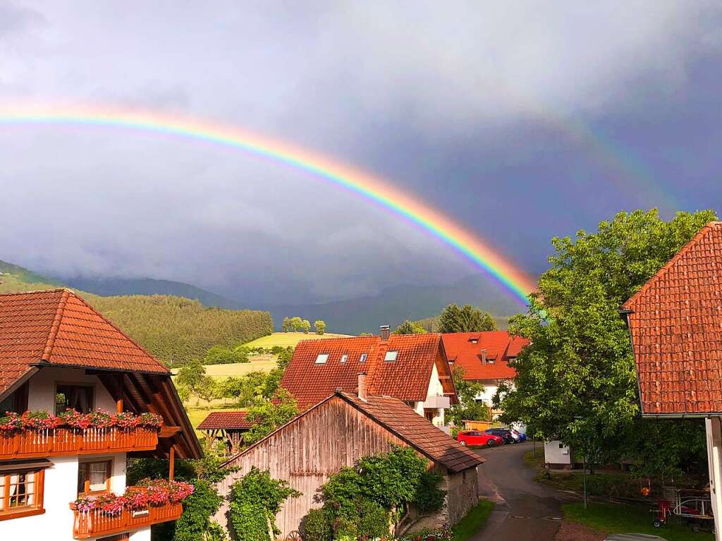 Ein doppelter Regenbogen ber dem Elztal