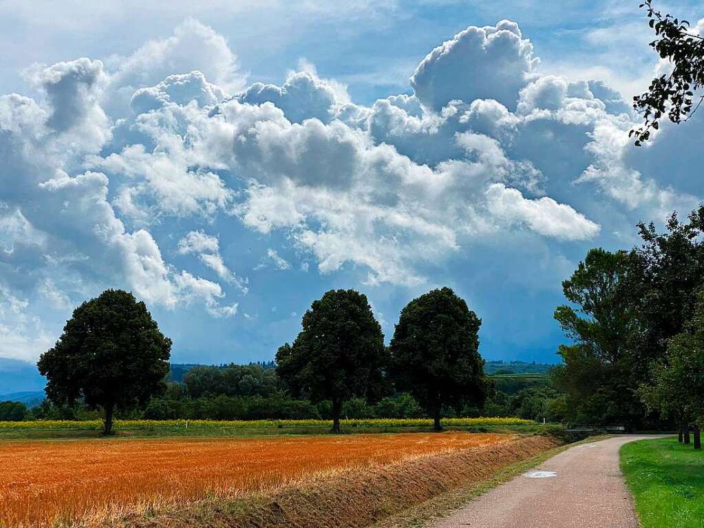 Radtour auf ein Wolkengebirge  ber Wagenstadt zu