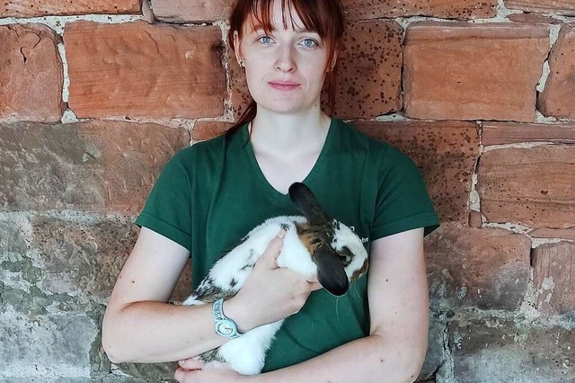 Cathleen Tzschoch mit einem der beiden ausgesetzten Kaninchen  | Foto: privat