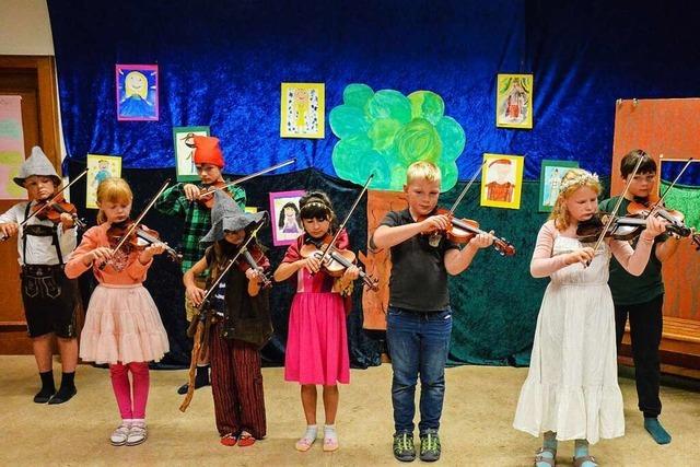 In der kleinen Mnstertler Stohrenschule lernen alle Schler Geigespielen