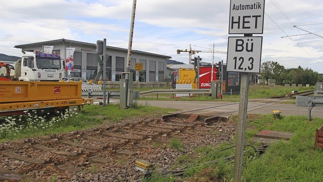Gesperrt ist der Bahnbergang ins Btz...: Die Gleisschwellen  werden erneuert.  | Foto: Horst David