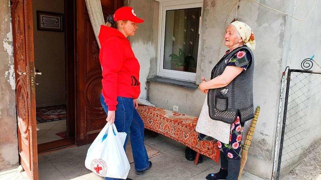 URK-Krankenschwester verteilt Lebensmittelpaket an Bedrftige.  | Foto: Mariia Mylian/URK Zbarazh