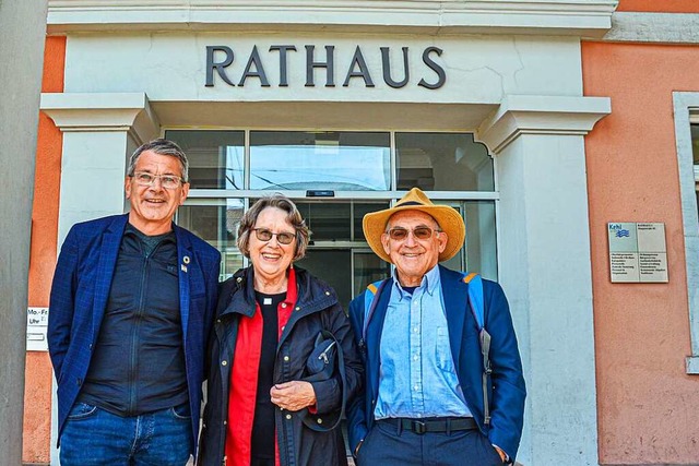 Jan (Mitte) und Steven Marx (rechts) b...ister Wolfram Britz im Kehler Rathaus.  | Foto: Stadt Kehl, Mark Gregotsch