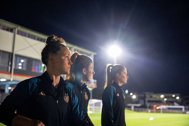 Die deutschen Nationalspielerinnen Mar...d Sjoeke Nsken kommen zum Training. F  | Foto: Sebastian Gollnow (dpa)