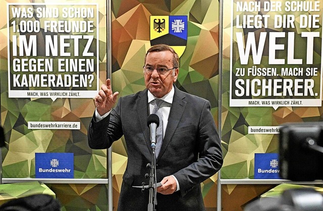 In Stuttgart besuchte Verteidigungsmin...och ein Karrierecenter der Bundeswehr.  | Foto: THOMAS KIENZLE (AFP)