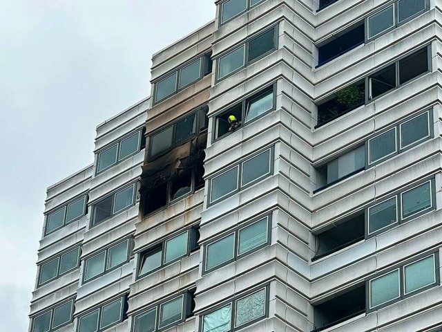 Die ausgebrannte Wohnung im Hochhaus i...t richtet sich gegen die Verstorbenen.  | Foto: Annette Riedl (dpa)