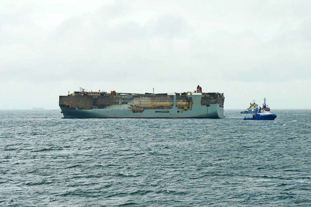 Der Autofrachter &#8222;Fremantle High...n Seehafen Eemshaven geschleppt werden  | Foto: Arca, Rijkswaterstaat (dpa)