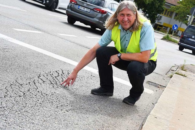 Tiefbauamtsleiter Klaus Dullisch zeigt...e  Freiburger Strae  gesperrt werden.  | Foto: Robert Bergmann