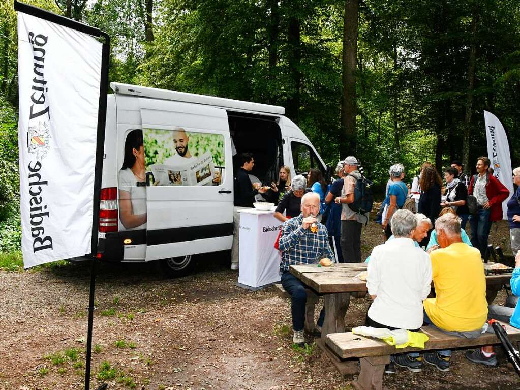 Fit im Wald: Gesundheitswanderfhrer Kurt Armbruster zeigte, wie es geht.