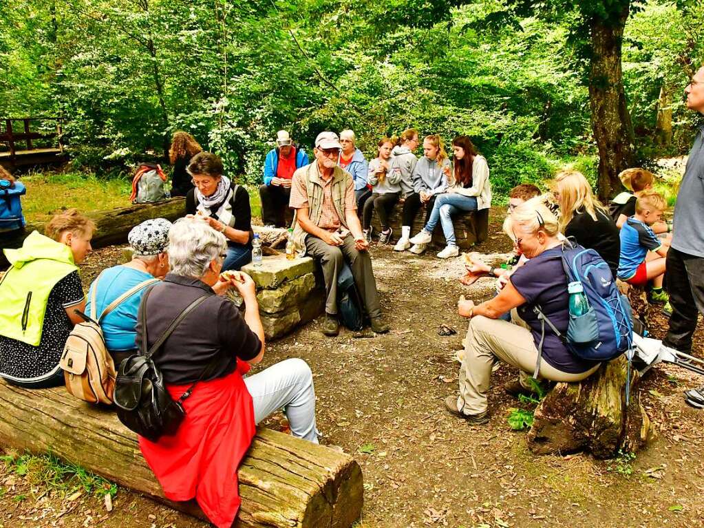 Fit im Wald: Gesundheitswanderfhrer Kurt Armbruster zeigte, wie es geht.