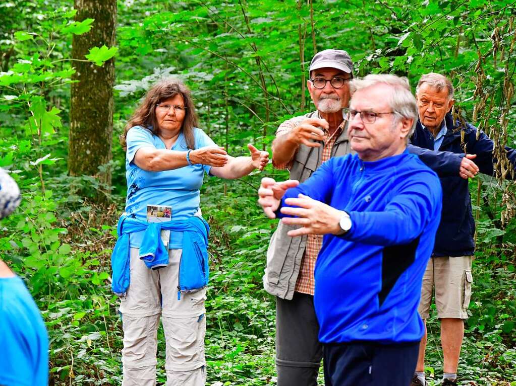 Fit im Wald: Gesundheitswanderfhrer Kurt Armbruster zeigte, wie es geht.