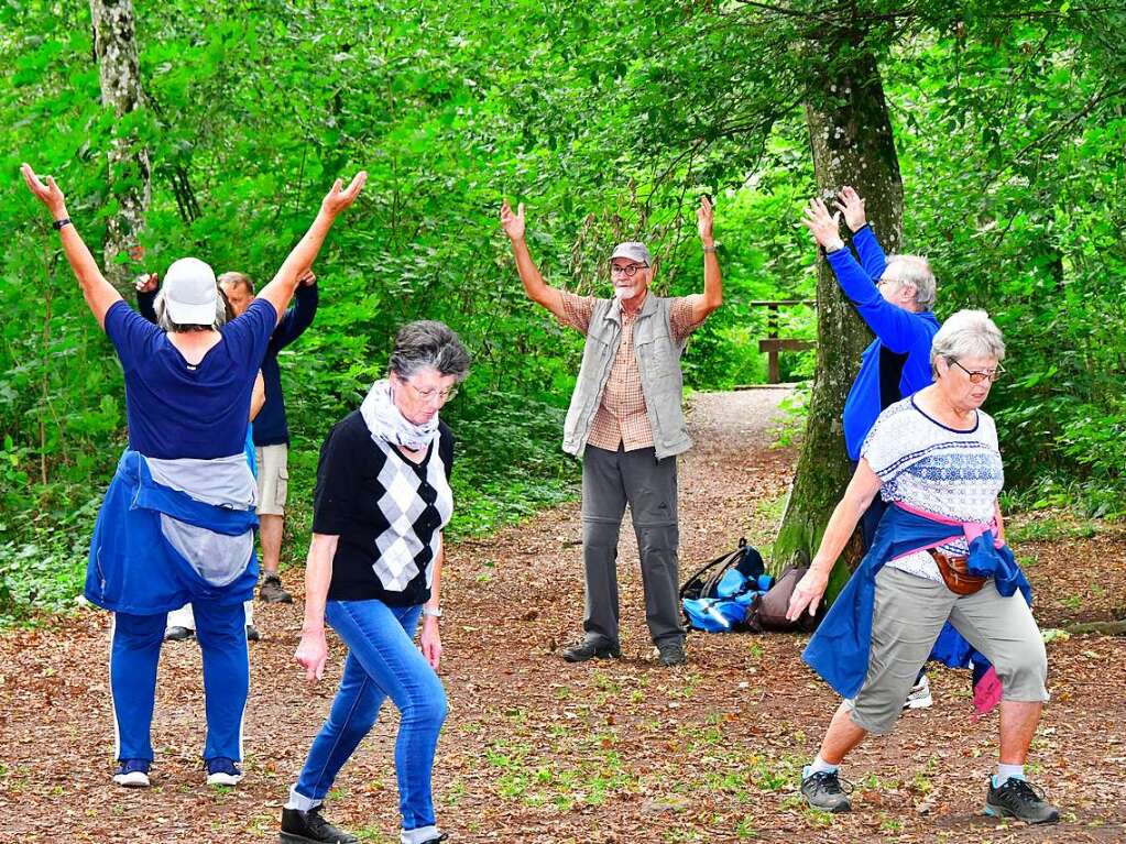 Fit im Wald: Gesundheitswanderfhrer Kurt Armbruster zeigte, wie es geht.