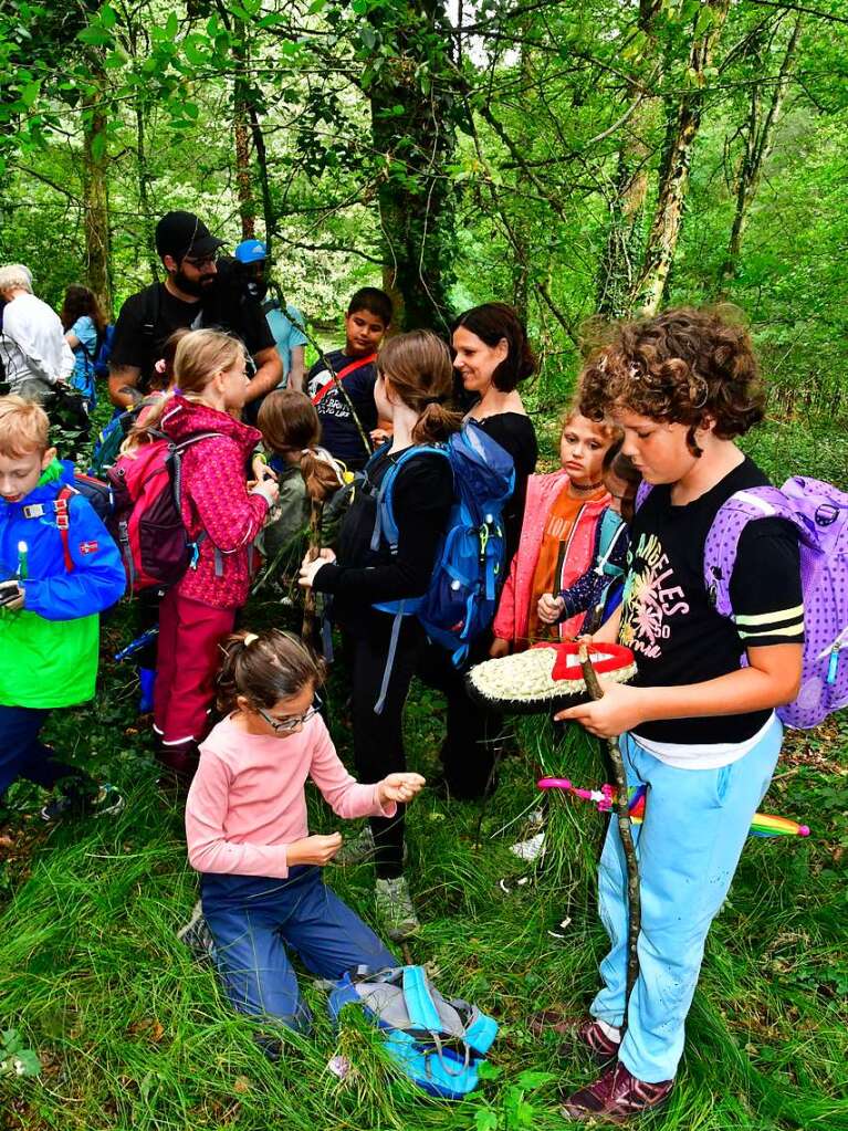 Fit im Wald: Gesundheitswanderfhrer Kurt Armbruster zeigte, wie es geht.