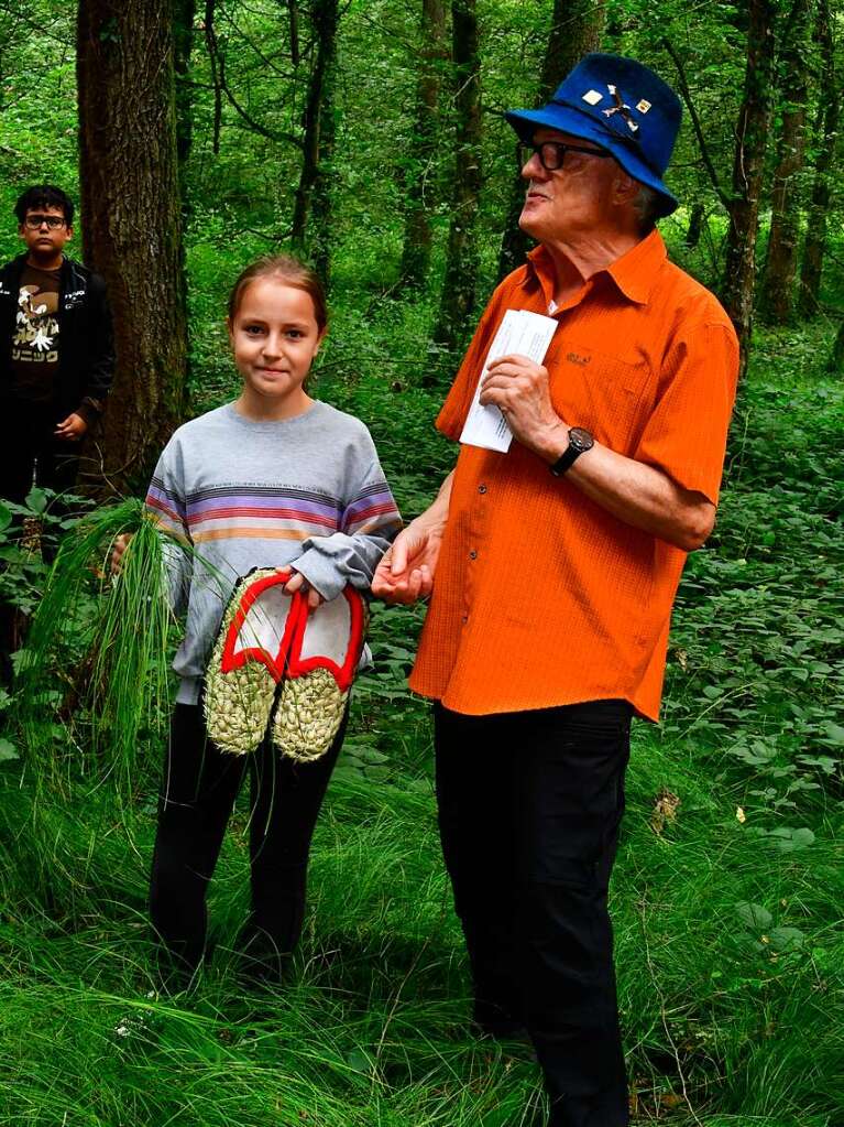 Fit im Wald: Gesundheitswanderfhrer Kurt Armbruster zeigte, wie es geht.