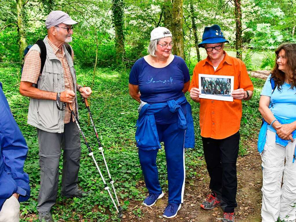 Fit im Wald: Gesundheitswanderfhrer Kurt Armbruster zeigte, wie es geht.