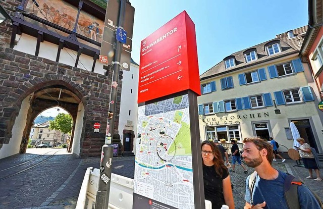 In der Freiburger Innenstadt lotsen Hi...zu den wichtigsten Sehenswrdigkeiten.  | Foto: Michael Bamberger