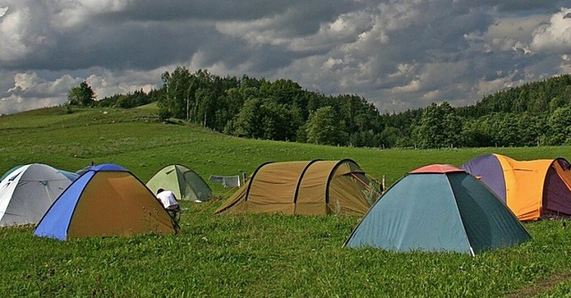 Gleich kommt der Regen. Auch die Zeltn...eiden mit darber, wer trocken bleibt.  | Foto: fotolia.com/Kamil Korczak 