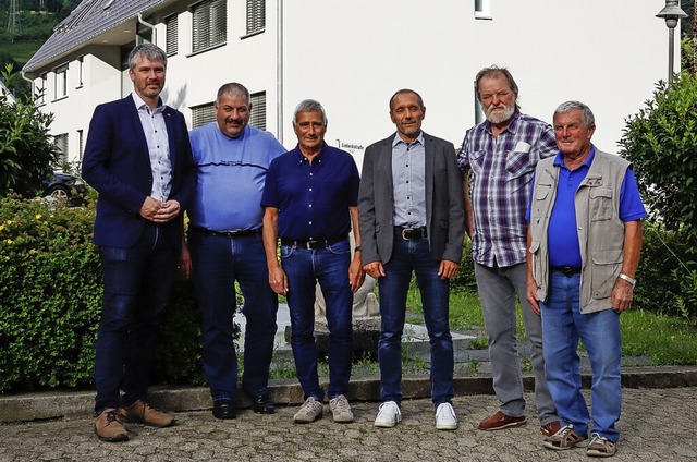 Jonas Hoffmann (links) bei einem Ortsbesuch in Zell  | Foto: Bro Jonas Hoffmann