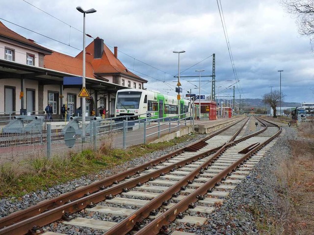 Endstation: Am Breisacher Bahnhof lieg... Verbindung  nach Colmar unterbrochen.  | Foto: Dirk Sattelberger