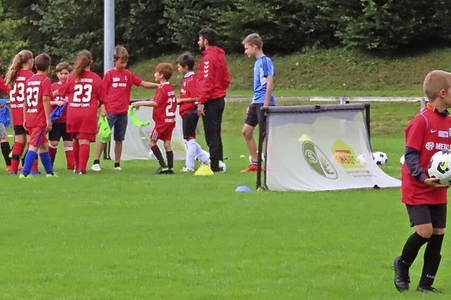 61 Kinder üben mit SC-Freiburg-Trainern