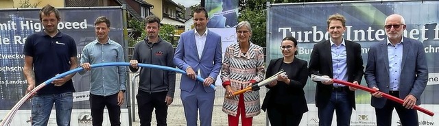 Symbolischer Spatenstich zum Glasfaser...id sowie Friedrich Arz (Vodafone GmbH)  | Foto: Mario Schneberg