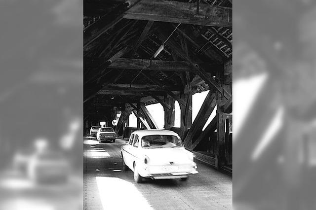 Autos auf der Holzbrücke
