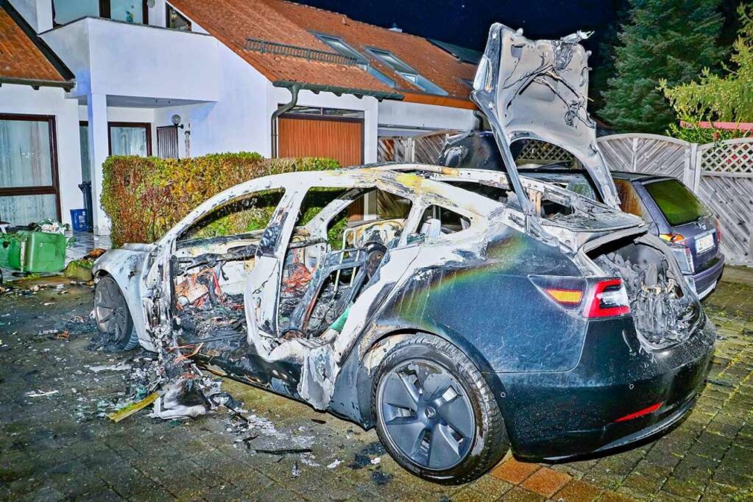 Ein brennender Tesla in Bietigheim-Bis... rief 2022 die Feuerwehr auf den Plan.  | Foto: IMAGO/Karsten Schmalz