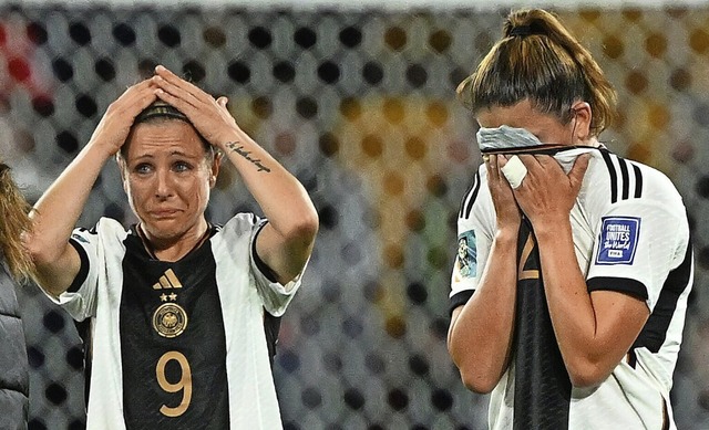 Die deutschen Spielerinnen Svenja Huth... Hagel knnen das WM-Aus nicht fassen.  | Foto: Darren England (dpa)